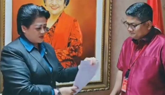 Pengamat militer Connie Rahakundini Bakrie telah menyerahkan sejumlah dokumen rahasia yang dititipkan oleh Sekretaris Jenderal PDIP, Hasto Kristiyanto, kepada jajaran pengurus partai PDIP (Foto: Ist) Pengamat militer Connie Rahakundini Bakrie telah menyerahkan sejumlah dokumen rahasia yang dititipkan oleh Sekretaris Jenderal PDIP, Hasto Kristiyanto, kepada jajaran pengurus partai PDIP (Foto: Ist)