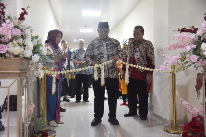 Bupati Sleman, Harda Kiswaya, meresmikan gedung pelayanan penunjang dan gedung pendidikan dan pelatihan (diklat) di RSUD Prambanan bertepatan dengan perayaan hari jadi rumah sakit tersebut yang ke-15. (Foto: Humas Pemda Sleman) Bupati Sleman, Harda Kiswaya, meresmikan gedung pelayanan penunjang dan gedung pendidikan dan pelatihan (diklat) di RSUD Prambanan bertepatan dengan perayaan hari jadi rumah sakit tersebut yang ke-15. (Foto: Humas Pemda Sleman)