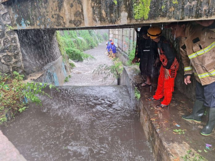 Tim SAR gabungan melakukan pencarian bocah yang tenggelam di selokan, Sarirejo, Singosaren, Banguntapan, Bantul, Senin (5/5/2025). (Foto: Basarnas Yogyakarta) Tim SAR gabungan melakukan pencarian bocah yang tenggelam di selokan, Sarirejo, Singosaren, Banguntapan, Bantul, Senin (5/5/2025). (Foto: Basarnas Yogyakarta)