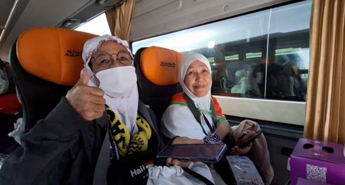 Jemaah haji Indonesia di atas bus yang telah ditentukan. (Foto: MCH 2025)