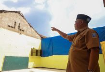 Bupati Sleman Harda Kiswaya berada di ruang kelas 6 SD Negeri Kledokan Caturtunggal Depok yang tanpa atap yang ambruk pada Minggu (4/5/2025) dini hari lalu. Ia sempat menangis karena prihatin atas terjadinya peristiwa itu. Ia memerintahkan untuk membangunnya kembali atap di ruangan tersebut. (Foto: Humas Pemkab Sleman)