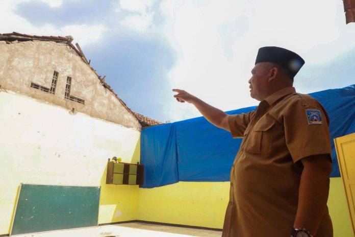 Bupati Sleman Harda Kiswaya berada di ruang kelas 6 SD Negeri Kledokan Caturtunggal Depok yang tanpa atap yang ambruk pada Minggu (4/5/2025) dini hari lalu. Ia sempat menangis karena prihatin atas terjadinya peristiwa itu. Ia memerintahkan untuk membangunnya kembali atap di ruangan tersebut. (Foto: Humas Pemkab Sleman) Bupati Sleman Harda Kiswaya berada di ruang kelas 6 SD Negeri Kledokan Caturtunggal Depok yang tanpa atap yang ambruk pada Minggu (4/5/2025) dini hari lalu. Ia sempat menangis karena prihatin atas terjadinya peristiwa itu. Ia memerintahkan untuk membangunnya kembali atap di ruangan tersebut. (Foto: Humas Pemkab Sleman)