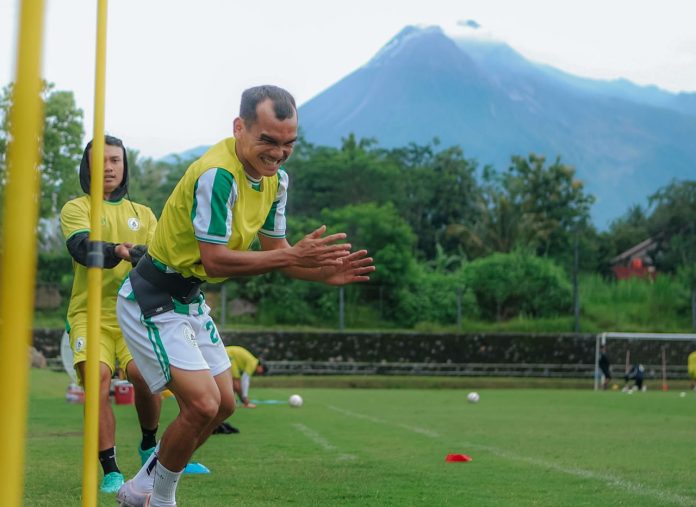 Riko Simanjuntak salah satu andalan PSS tengah berlatih. PSS Sleman melakukan persiapan serius menjelang laga penting menghadapi PSIS Semarang, Jumat (9/5/2025) mendatang, di Stadion Jatidiri, Semarang, Jawa Tengah. (Foto: PSS) Riko Simanjuntak salah satu andalan PSS tengah berlatih. PSS Sleman melakukan persiapan serius menjelang laga penting menghadapi PSIS Semarang, Jumat (9/5/2025) mendatang, di Stadion Jatidiri, Semarang, Jawa Tengah. (Foto: PSS)