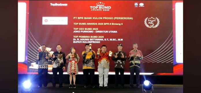 PT BPR Bank Kulon Progo (Perseroda) berhasil menyabet dua penghargaan prestisius dalam ajang TOP Business Award 2025. Bank daerah ini meraih penghargaan Top BUMD Award 2025 BPR Bintang #5, sementara Direktur Utamanya, Joko Purnomo, dinobatkan sebagai Top CEO BUMD 2025