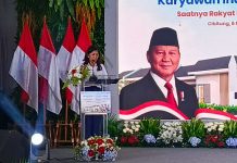 Menteri Komunikasi dan Digital (Menkomdigi), Meutya Hafid (bicara di podium) saat peresmian dan penyerahan kunci rumah subsidi wartawan di Perumahan Gran Harmoni Cibitung, Kabupaten Bekasi, Jawa Barat, Selasa (7/5/2025). (Foto: Ist)