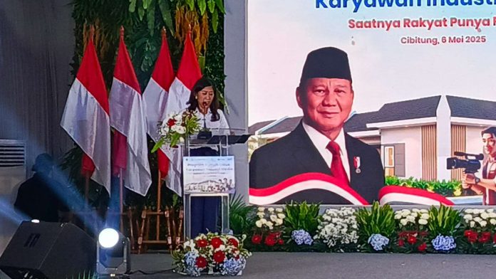 Menteri Komunikasi dan Digital (Menkomdigi), Meutya Hafid (bicara di podium) saat peresmian dan penyerahan kunci rumah subsidi wartawan di Perumahan Gran Harmoni Cibitung, Kabupaten Bekasi, Jawa Barat, Selasa (7/5/2025). (Foto: Ist)