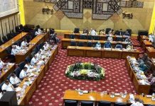 Kepala Badan Gizi Nasional (BGN) Dadan Hindayana mengungkap tiga kasus keracunan dalam program Makan Bergizi Gratis (MBG) saat rapat kerja dengan Komisi IX DPR, Selasa (6/5/2025). Setiap kasus memiliki penyebab berbeda terkait penanganan makanan.