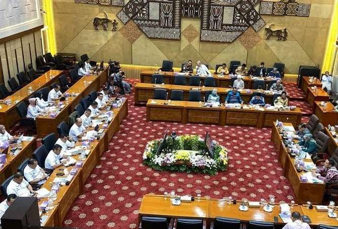 Kepala Badan Gizi Nasional (BGN) Dadan Hindayana mengungkap tiga kasus keracunan dalam program Makan Bergizi Gratis (MBG) saat rapat kerja dengan Komisi IX DPR, Selasa (6/5/2025). Setiap kasus memiliki penyebab berbeda terkait penanganan makanan. Kepala Badan Gizi Nasional (BGN) Dadan Hindayana mengungkap tiga kasus keracunan dalam program Makan Bergizi Gratis (MBG) saat rapat kerja dengan Komisi IX DPR, Selasa (6/5/2025). Setiap kasus memiliki penyebab berbeda terkait penanganan makanan.