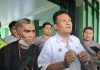 Kepala SMPN 10 Kota Yogyakarta Edy Thomas Suharta (berkemeja putih) memberikan klarifikasi, Rabu (7/5/2025) siang, kepada awak media terkait dugaan oknum guru di sekolah tersebut yang membocorkan soal ASPD tingkat SMP. (Foto: RRI)