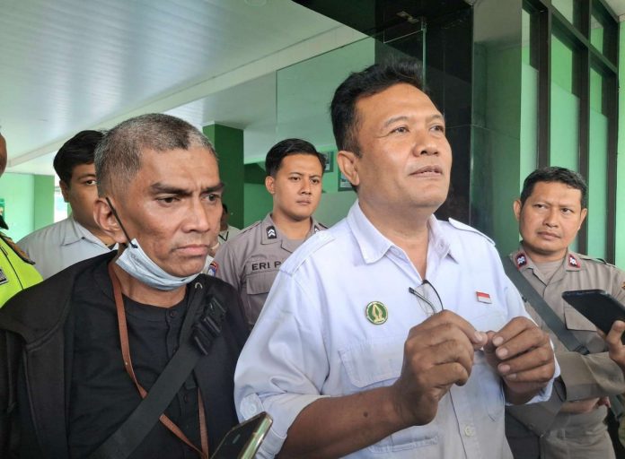 Kepala SMPN 10 Kota Yogyakarta Edy Thomas Suharta (berkemeja putih) memberikan klarifikasi, Rabu (7/5/2025) siang, kepada awak media terkait dugaan oknum guru di sekolah tersebut yang membocorkan soal ASPD tingkat SMP. (Foto: RRI) Kepala SMPN 10 Kota Yogyakarta Edy Thomas Suharta (berkemeja putih) memberikan klarifikasi, Rabu (7/5/2025) siang, kepada awak media terkait dugaan oknum guru di sekolah tersebut yang membocorkan soal ASPD tingkat SMP. (Foto: RRI)