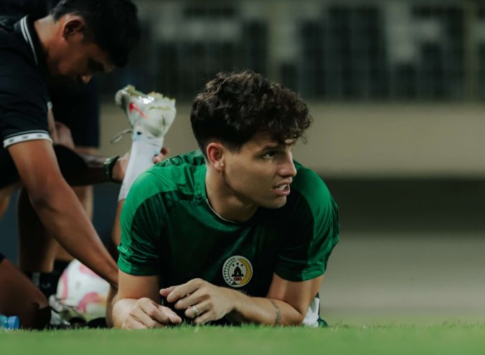 Gelandang serang PSS Vico Duarte ketika mendapat perawatan medis di tepi lapangan, Sabtu (3/5/2025) pekan lalu, ketika laga menghadapi PSM Makassar di Stadion Maguwoharjo. PSS kembali membidik kemenangan kala menyambangi markas PSIS Semarang, Jumat (9/5/2025) sore. (Foto: PSS)