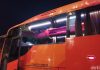 bus rombongan Persik Kediri dilempari batu oleh oknum tak dikenal saat meninggalkan stadion (Foto: Ist)
