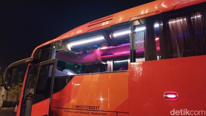 bus rombongan Persik Kediri dilempari batu oleh oknum tak dikenal saat meninggalkan stadion (Foto: Ist) bus rombongan Persik Kediri dilempari batu oleh oknum tak dikenal saat meninggalkan stadion (Foto: Ist)