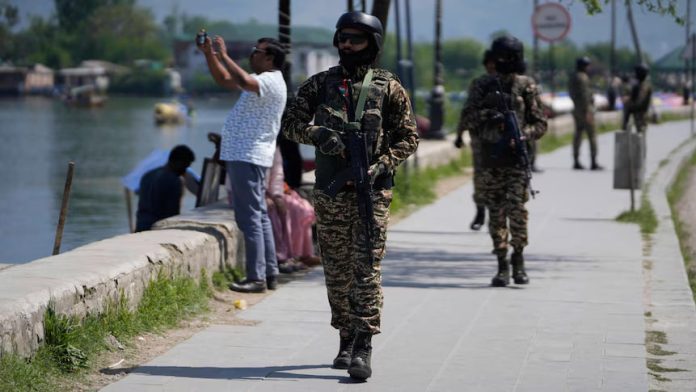 Tentara India saat berjaga di Kashmir (Foto: ABC)