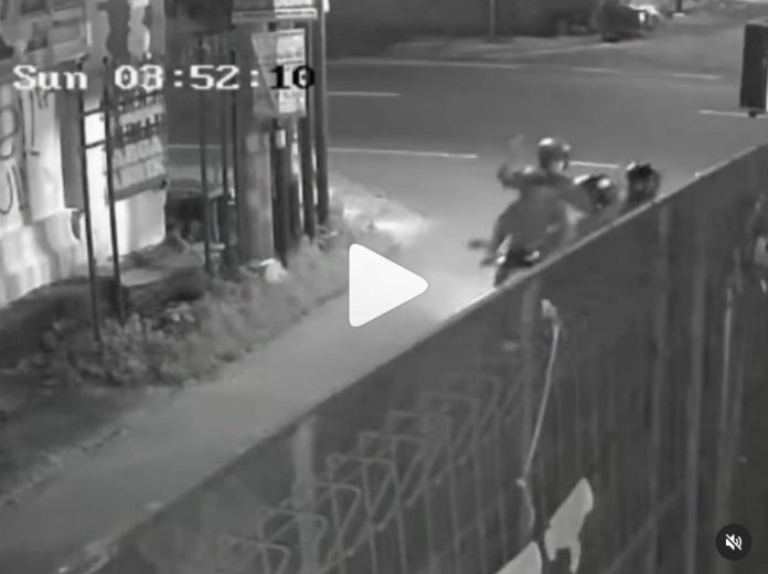 Sebuah video pendek berdurasi 12 detik yang diduga menampilkan aksi klitih (kejahatan jalanan) di wilayah Piyungan, Bantul, menjadi perbincangan hangat di media sosial. Sebuah video pendek berdurasi 12 detik yang diduga menampilkan aksi klitih (kejahatan jalanan) di wilayah Piyungan, Bantul, menjadi perbincangan hangat di media sosial.