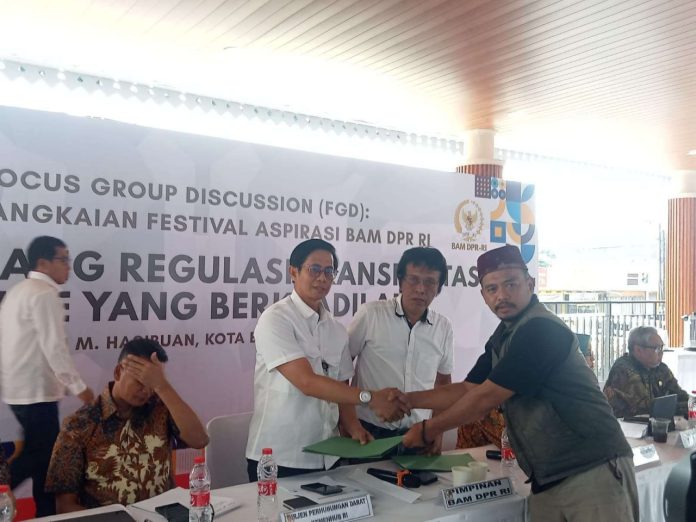 Badan Aspirasi Masyarakat (BAM) DPR RI berkomitmen memperjuangkan keluhan para driver transportasi online terkait besaran potongan tarif oleh perusahaan aplikasi. Hal ini ditegaskan Pimpinan BAM Adian Napitupulu dalam pertemuan dengan perwakilan driver di Bekasi, Rabu (14/5/2025). Badan Aspirasi Masyarakat (BAM) DPR RI berkomitmen memperjuangkan keluhan para driver transportasi online terkait besaran potongan tarif oleh perusahaan aplikasi. Hal ini ditegaskan Pimpinan BAM Adian Napitupulu dalam pertemuan dengan perwakilan driver di Bekasi, Rabu (14/5/2025).