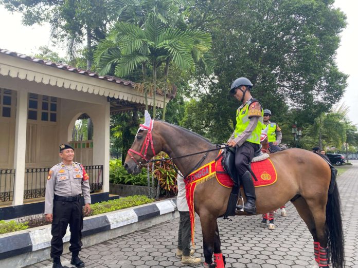 Pada Selasa (14/5/2025) siang, dua ekor kuda bernama G dan Sandokan yang ditunggangi personel Polsatwa menjadi pusat perhatian wisatawan. Pada Selasa (14/5/2025) siang, dua ekor kuda bernama G dan Sandokan yang ditunggangi personel Polsatwa menjadi pusat perhatian wisatawan.