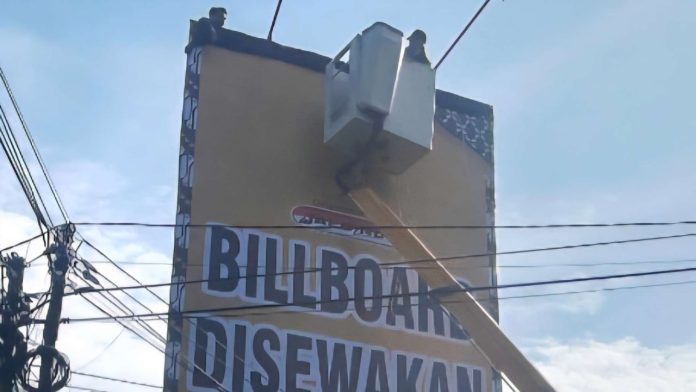 Pemerintah Kota Yogyakarta mempercepat penertiban 40 reklame tidak berizin di wilayahnya yang berpotensi mendatangkan kerugian hingga Rp6 miliar per tahun Pemerintah Kota Yogyakarta mempercepat penertiban 40 reklame tidak berizin di wilayahnya yang berpotensi mendatangkan kerugian hingga Rp6 miliar per tahun