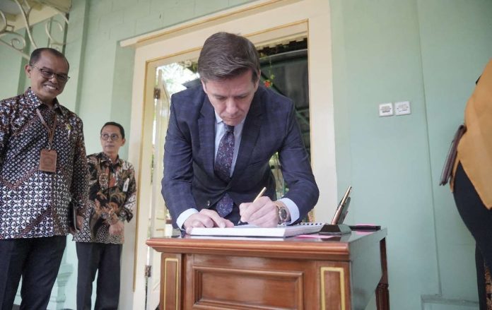 Wakil Ketua DPR Republik Ceko, Jan Skopeček, saat bertemu Gubernur DIY Sri Sultan Hamengku Buwono X pada Kamis (15/5/2025) siang di Gedhong Wilis, Kompleks Kantor Gubernur, Kepatihan, Yogyakarta (Foto: Humas DIY) Wakil Ketua DPR Republik Ceko, Jan Skopeček, saat bertemu Gubernur DIY Sri Sultan Hamengku Buwono X pada Kamis (15/5/2025) siang di Gedhong Wilis, Kompleks Kantor Gubernur, Kepatihan, Yogyakarta (Foto: Humas DIY)