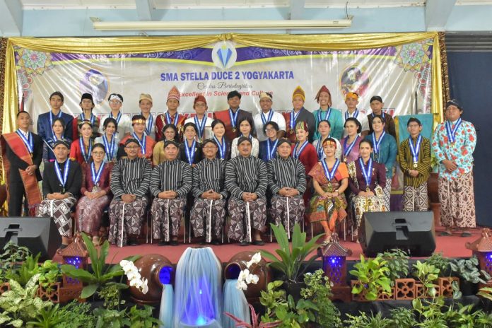 Acara acara penyerahan kembali siswa Kelas XII kepada orang tua di Pendopo SMA Stella Duce 2 Jogja, Jumat (16/5/2025). - Ist Acara acara penyerahan kembali siswa Kelas XII kepada orang tua di Pendopo SMA Stella Duce 2 Jogja, Jumat (16/5/2025). - Ist