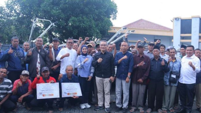 Penyerahan bantuan alat dan mesin pertanian (alsintan) untuk petani di Kabupaten Bantul, Jumat (Foto: Humas Pemkab Bantul) Penyerahan bantuan alat dan mesin pertanian (alsintan) untuk petani di Kabupaten Bantul, Jumat (Foto: Humas Pemkab Bantul)