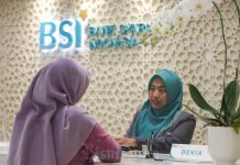 Nasabah BSI sedang menarik dana (Foto: Ist)