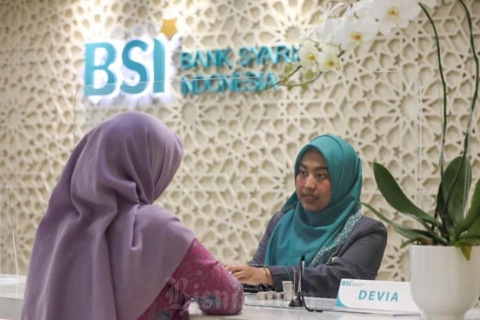 Nasabah BSI sedang menarik dana (Foto: Ist)