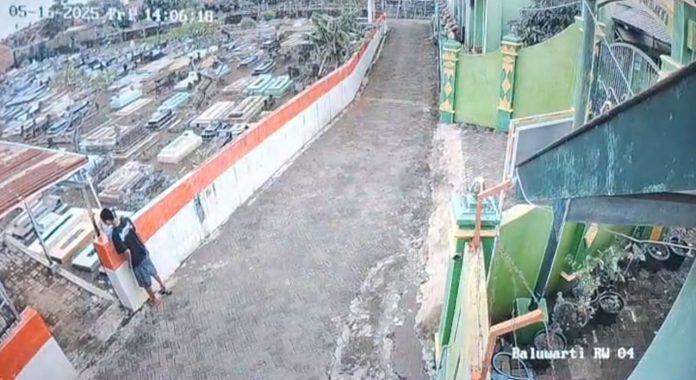 Remaja yang merusak makam di Banguntapan (Foto: Ist)