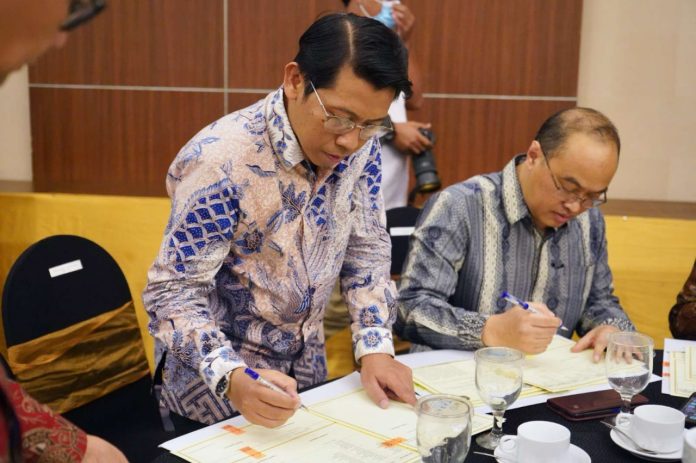 Wakil Rektor Bidang Mutu, Reputasi, dan Kemitraan UMY melakukan penandatanganan kerja sama program Kampung Tematik bersama Pemkot Yogyakarta. (Foto: Humas UMY) Wakil Rektor Bidang Mutu, Reputasi, dan Kemitraan UMY melakukan penandatanganan kerja sama program Kampung Tematik bersama Pemkot Yogyakarta. (Foto: Humas UMY)