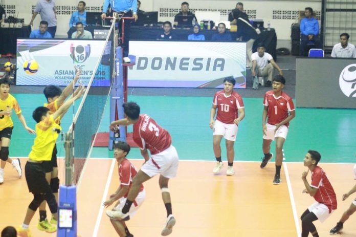 zTimnas Indonesia Putra (kanan) lolos ke Kejuaraan Voli Asia U16, usai membungkam Malaysia (kiri) 3-2 (24-26, 25-10, 22-25, 25-22, 15-8) dalam kualifikasi yang berlangsung di Padepokan Voli Jenderal Kunarto Sentul, Minggu (25/5/2025) malam, (Foto: PBVSI) zTimnas Indonesia Putra (kanan) lolos ke Kejuaraan Voli Asia U16, usai membungkam Malaysia (kiri) 3-2 (24-26, 25-10, 22-25, 25-22, 15-8) dalam kualifikasi yang berlangsung di Padepokan Voli Jenderal Kunarto Sentul, Minggu (25/5/2025) malam, (Foto: PBVSI)