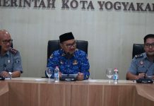 Wali Kota Yogyakarta Hasto Wardoyo diapit oleh Kepala Kanwil Kemenkum DIY Agung Rektono Seto (kiri) dan Kadiv P3H Soleh Joko Sutopo, Senin (26/5/2025) siang, ketika kunjungan Kanwil Kemenkum DIY ke Balai Kota Yogyakarta. (Foto: Ist)