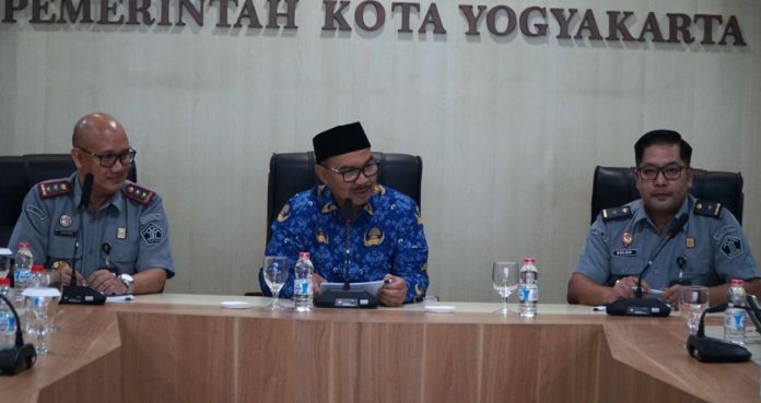 Wali Kota Yogyakarta Hasto Wardoyo diapit oleh Kepala Kanwil Kemenkum DIY Agung Rektono Seto (kiri) dan Kadiv P3H Soleh Joko Sutopo, Senin (26/5/2025) siang, ketika kunjungan Kanwil Kemenkum DIY ke Balai Kota Yogyakarta. (Foto: Ist)