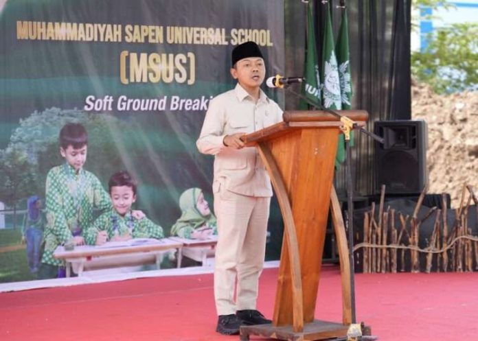 Wakil Menteri Pendidikan Dasar dan Menengah (Wamendikdasmen), Fajar Riza Ul Haq, Minggu (25/5/2025) siang, ketika menghadiri prosesi peletakan batu pertama Muhammadiyah Sapen Universal School. (Foto: PP Muhammadiyah) Wakil Menteri Pendidikan Dasar dan Menengah (Wamendikdasmen), Fajar Riza Ul Haq, Minggu (25/5/2025) siang, ketika menghadiri prosesi peletakan batu pertama Muhammadiyah Sapen Universal School. (Foto: PP Muhammadiyah)