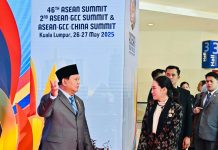 Presiden Prabowo Subianto (kiri) saat akan menghadiri sesi Retreat bersama PM Thailand Paetongtarn Shinawatra. Presiden Prabowo bahas Ini di aesi retret KTT ASEAN (Foto: Biro Pers Setpres).