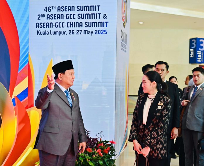 Presiden Prabowo Subianto (kiri) saat akan menghadiri sesi Retreat bersama PM Thailand Paetongtarn Shinawatra. Presiden Prabowo bahas Ini di aesi retret KTT ASEAN (Foto: Biro Pers Setpres). Presiden Prabowo Subianto (kiri) saat akan menghadiri sesi Retreat bersama PM Thailand Paetongtarn Shinawatra. Presiden Prabowo bahas Ini di aesi retret KTT ASEAN (Foto: Biro Pers Setpres).