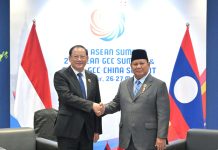 Presiden Prabowo berjabat tangan dengan PM Laos PDR Sonexay Siphandone di Kuala Lumpur, Malaysia, Senin (26/5/2025). (Foto: Biro Pers Setpres)