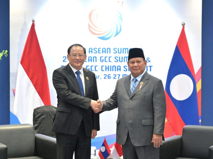 Presiden Prabowo berjabat tangan dengan PM Laos PDR Sonexay Siphandone di Kuala Lumpur, Malaysia, Senin (26/5/2025). (Foto: Biro Pers Setpres)