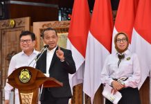 ESDM Pertahankan Batu Bara sebagai Energi Primer: Menteri Bahlil: Bukan Barang Haram Menteri ESDM Bahlil Lahadalia (Tengah) saat konferensi pers di Kantor Kementerian ESDM, Jakarta, Senin (26/5/2025). (Foto: Kementerian ESDM)