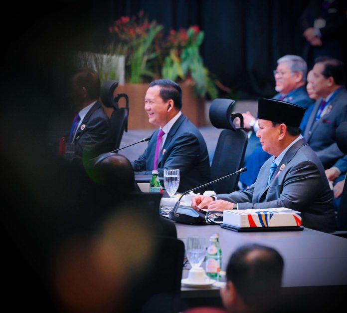 Presiden Prabowo Subianto ketika menghadiri sesi pleno di KTT ASEAN ke-46 di Kuala Lumpur, Malaysia, Senin (26/5/2025). Ia mengusulkan Papua Nugini (PNG) masuk keanggotaan ASEAN (Foto: Biro Pers Setpres) Presiden Prabowo Subianto ketika menghadiri sesi pleno di KTT ASEAN ke-46 di Kuala Lumpur, Malaysia, Senin (26/5/2025). Ia mengusulkan Papua Nugini (PNG) masuk keanggotaan ASEAN (Foto: Biro Pers Setpres)