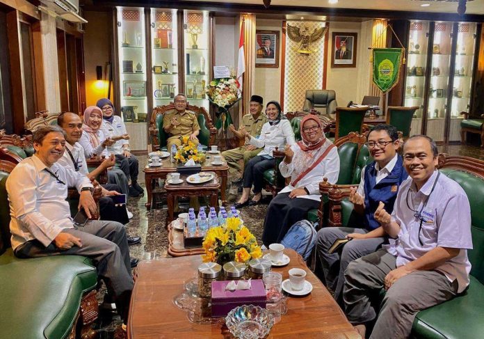 Kepala Kanwil DJP DIY, Erna Sulistyowati (berkerudung hitam), saat melakukan kunjungan kerja ke Kantor Bupati Bantul yang disambut langsung oleh Bupati Abdul Halim Muslih bersama jajaran, sebagai upaya memperkuat sinergi optimalisasi penerimaan pajak dan peningkatan pelayanan publik di Kantor Bupati Bantul, Selasa (26/5/2025).(Foto: Dok.Sekretaris Kakanwil DJP DIY) Kepala Kanwil DJP DIY, Erna Sulistyowati (berkerudung hitam), saat melakukan kunjungan kerja ke Kantor Bupati Bantul yang disambut langsung oleh Bupati Abdul Halim Muslih bersama jajaran, sebagai upaya memperkuat sinergi optimalisasi penerimaan pajak dan peningkatan pelayanan publik di Kantor Bupati Bantul, Selasa (26/5/2025).(Foto: Dok.Sekretaris Kakanwil DJP DIY)