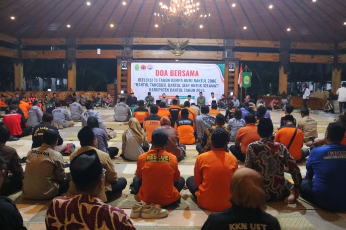 Suasana doa bersama dalam rangka Refleksi Gempa Bumi 27 Mei 2006 di Pendopo Manggala Parasamya, Senin (26/5/2025). (Foto: Humas Pemkab Bantul) Suasana doa bersama dalam rangka Refleksi Gempa Bumi 27 Mei 2006 di Pendopo Manggala Parasamya, Senin (26/5/2025). (Foto: Humas Pemkab Bantul)