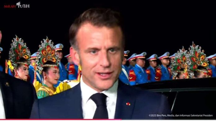 Presiden Prancis Emmanuel Macron memberikan keterangan pers kepada wartawan setibanya di Lanud Halim Perdanakusuma, Selasa (27/5/2025) malam (Foto: YouTube Setpres RI) Presiden Prancis Emmanuel Macron memberikan keterangan pers kepada wartawan setibanya di Lanud Halim Perdanakusuma, Selasa (27/5/2025) malam (Foto: YouTube Setpres RI)
