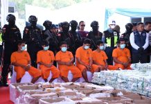 BNN dan Tim Gabungan Gagalkan Penyitaan 2 Ton Sabu, Terbesar Sejarah Indonesia Para tersangka yang diamankan karena menyelundupkan narkotika jenis sabu seberat 2 ton di perairan Kepri, Senin (26/5/2025) (Foto: TNI AL)