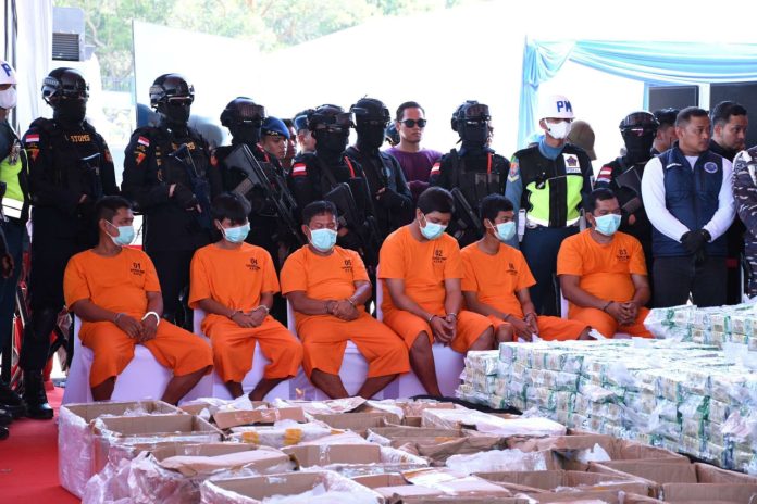 Para tersangka yang diamankan karena menyelundupkan narkotika jenis sabu seberat 2 ton di perairan Kepri, Senin (26/5/2025) (Foto: TNI AL)