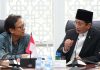 Menteri Kesehatan Budi Gunadi Sadikin (kiri) dan Menteri Agama Nasaruddin Umar (kanan), saat berbincang di kantor Kemenag, Jakarta, Kamis (29/5/2025) (Foto: Humas Kemenag)