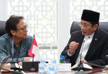 Menteri Kesehatan Budi Gunadi Sadikin (kiri) dan Menteri Agama Nasaruddin Umar (kanan), saat berbincang di kantor Kemenag, Jakarta, Kamis (29/5/2025) (Foto: Humas Kemenag)