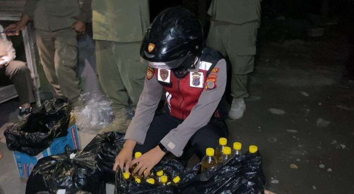 Polres Bantul bersama Satpol PP menyita ratusan botol miras oplosan, Rabu (28/5/2025). (Foto: Humas Polres Bantul) Polres Bantul bersama Satpol PP menyita ratusan botol miras oplosan, Rabu (28/5/2025). (Foto: Humas Polres Bantul)