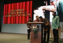 Gubernur DIY Sri Sultan Hamengku Buwono X menandatangani prasasti penanda Taman Budaya Embung Giwangan didampingi Wali Kota Yogyakarta Hasto Wardoyo dan Wakil Wali Kota Yogyakarta Wawan Harmawan (Foto: Pemkot Yogyakarta)