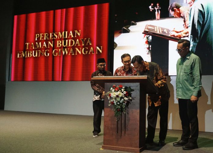 Gubernur DIY Sri Sultan Hamengku Buwono X menandatangani prasasti penanda Taman Budaya Embung Giwangan didampingi Wali Kota Yogyakarta Hasto Wardoyo dan Wakil Wali Kota Yogyakarta Wawan Harmawan (Foto: Pemkot Yogyakarta) Gubernur DIY Sri Sultan Hamengku Buwono X menandatangani prasasti penanda Taman Budaya Embung Giwangan didampingi Wali Kota Yogyakarta Hasto Wardoyo dan Wakil Wali Kota Yogyakarta Wawan Harmawan (Foto: Pemkot Yogyakarta)