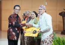 Gubernur DIY Sri Sultan HB X (kiri) saat menyerahkan sertifikat Warisan Budaya Takbenda kepada Wabup Sleman Danang Maharsa (kanan). (Foto: Humas Sleman)